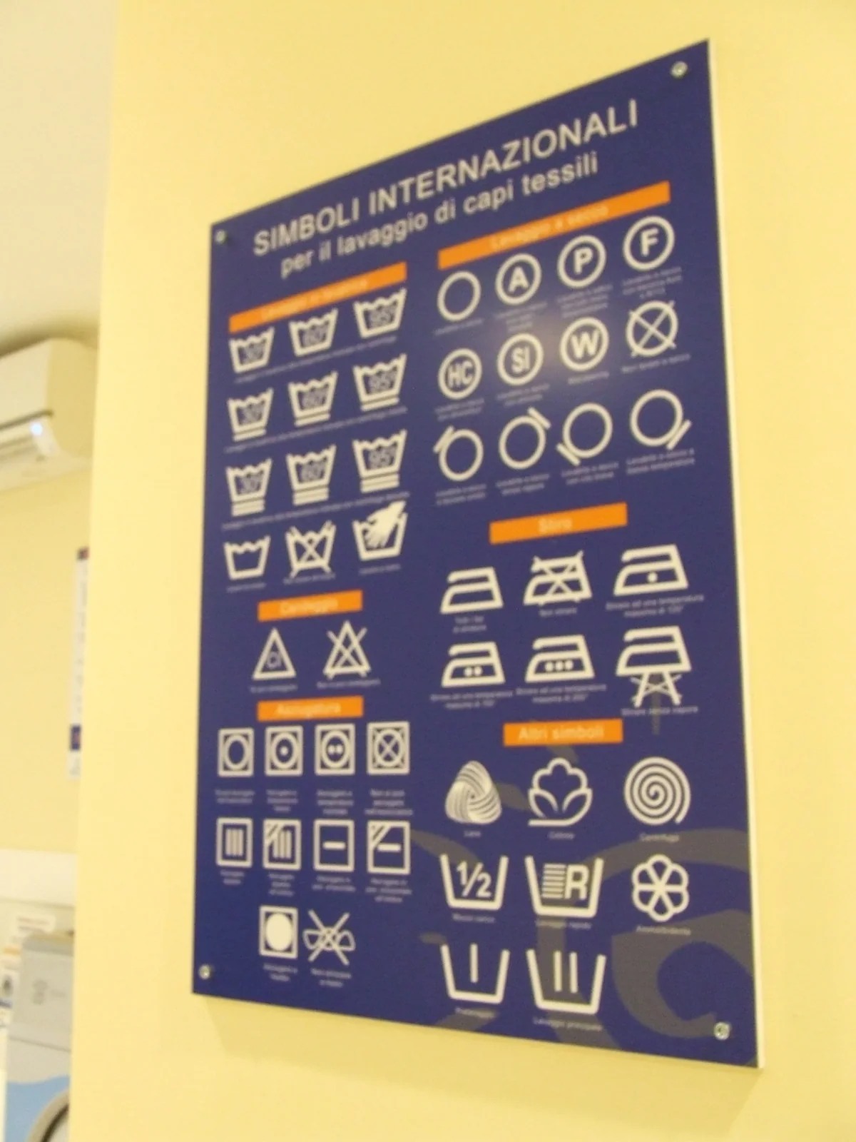 Pannello informativo di una storica lavanderia self service