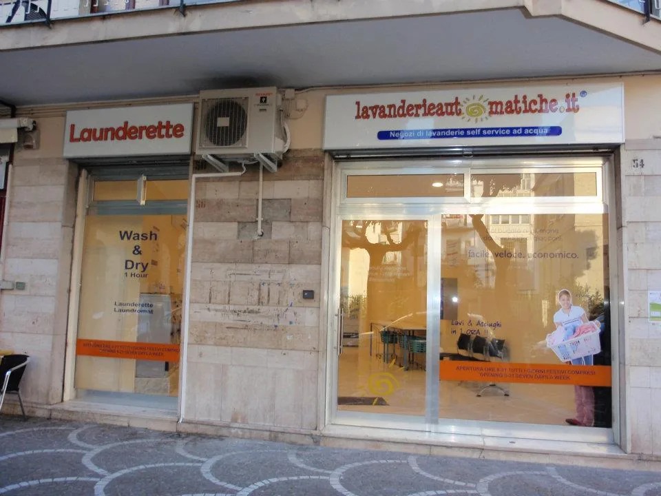 Esterno di una lavanderia self service realizzata