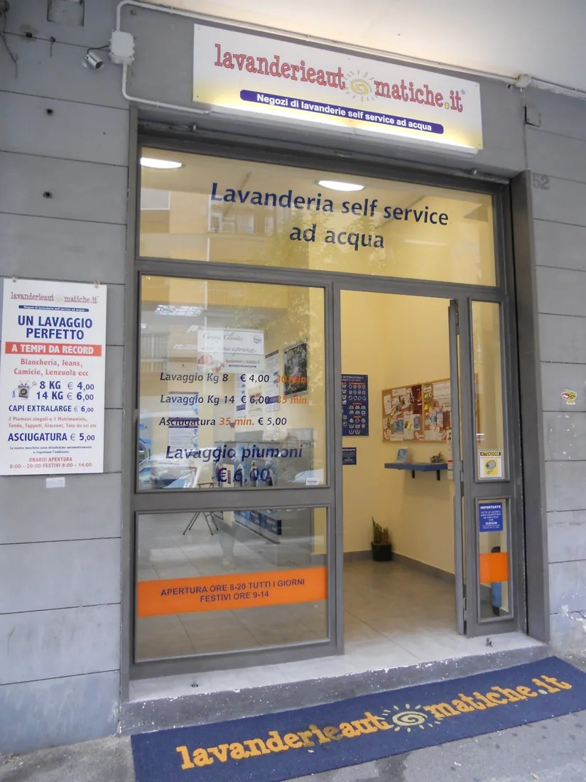 Ingresso di una lavanderia con vecchio marchio