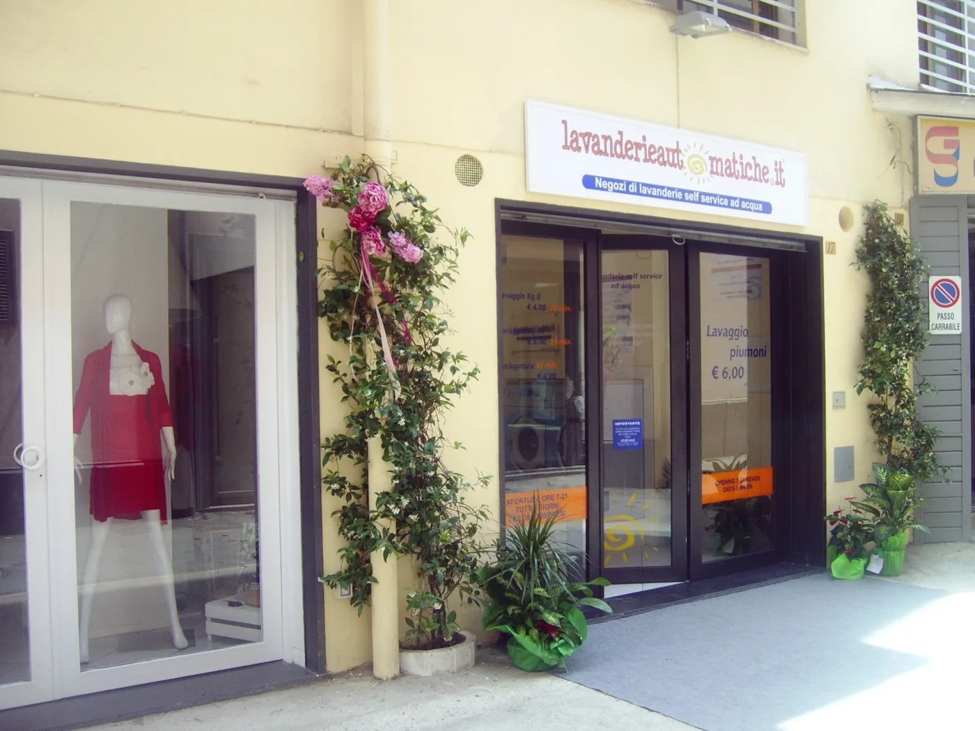 Facciata di una lavanderia self service storica
