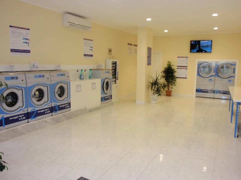 Interno ampio di una lavanderia self service