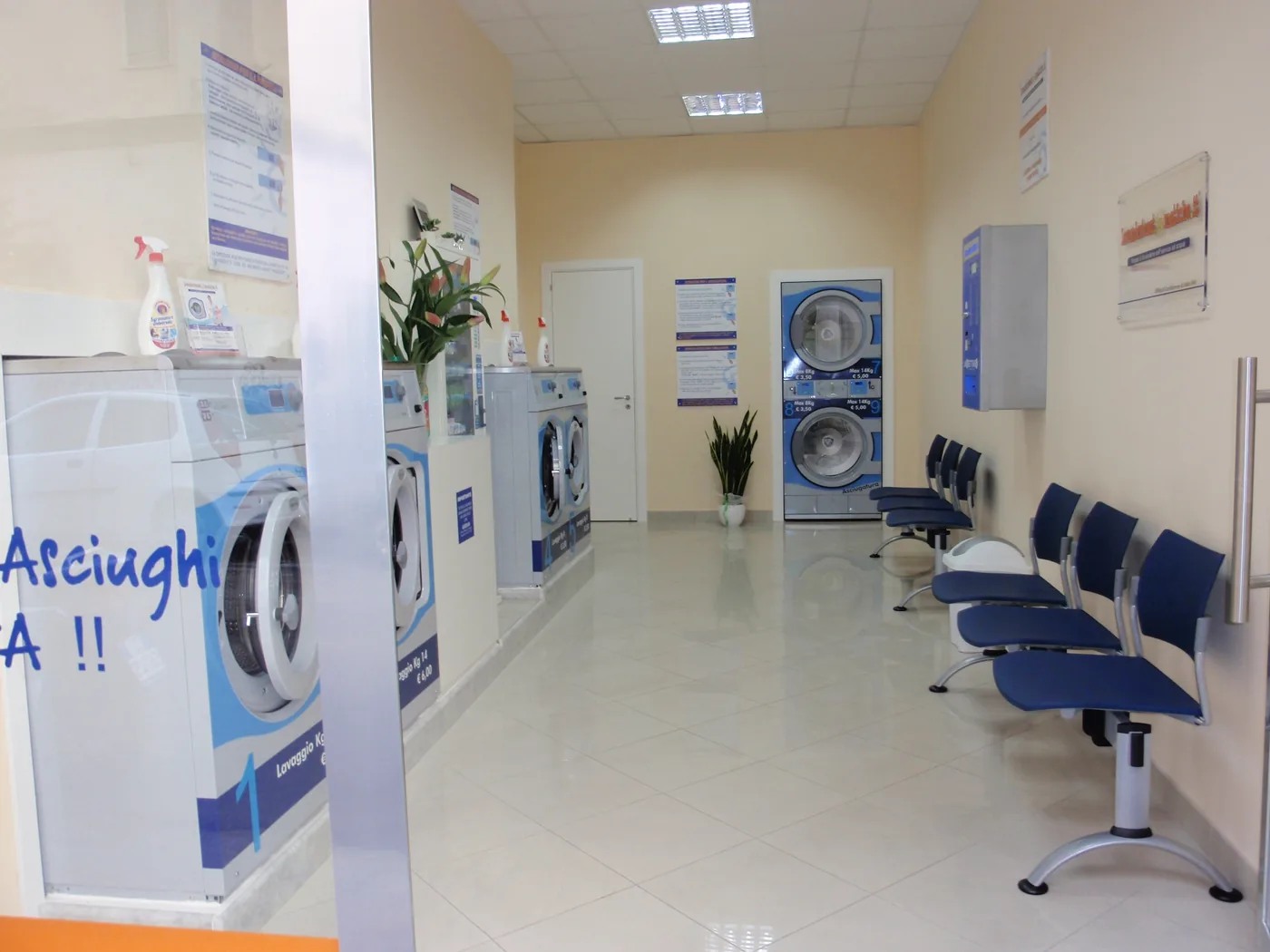 Lavanderia self service con sedute e macchine professionali